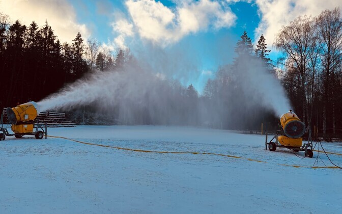 Tallinna suusaradadel alustati kunstlume tootmisega | Suusatamine