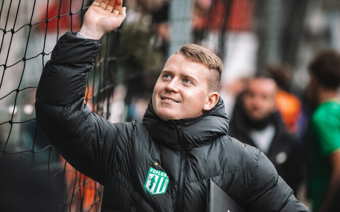 Flora naiskond vahetas peatreenerit | Jalgpall