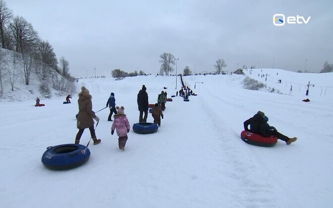 Talvine ilm meelitas inimesed Tartu Lumeparki | Eesti