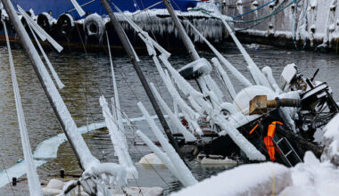 Galerii: lennusadamas teisaldatakse jäätumise ja tuule tõttu põhja vajunud laevu | Eesti