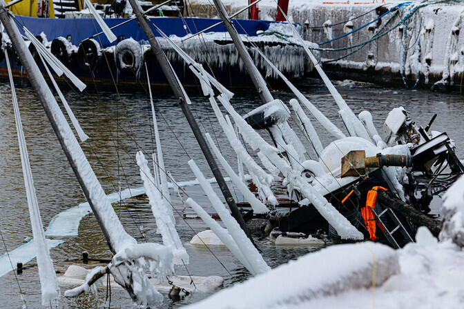 Galerii: lennusadamas teisaldatakse jäätumise ja tuule tõttu põhja vajunud laevu | Eesti