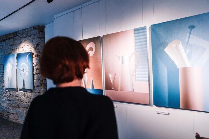 Pildid: Mari Kurismaa esitleb Truus galeriis uut vaikelude sarja | Kunst