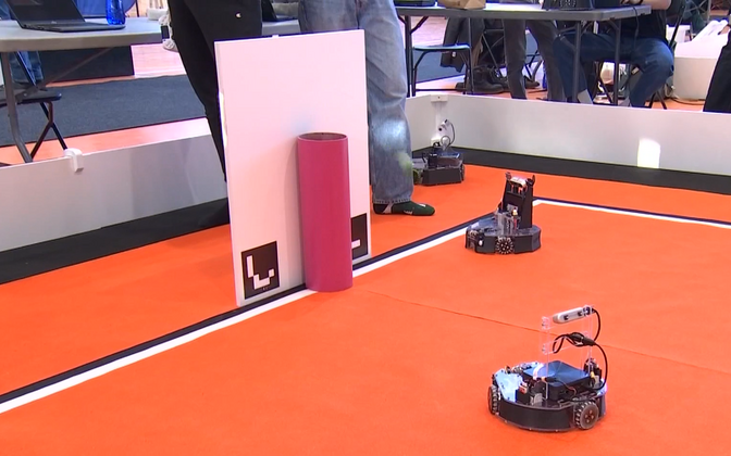 Tartus panid noored teadushuvilised mõõtu võtma robotid | Eesti