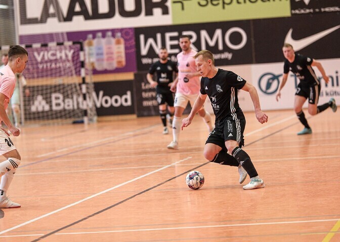 Saalijalgpalliliigas lõppes liidrite mäng skooriga 11:2 | Jalgpall