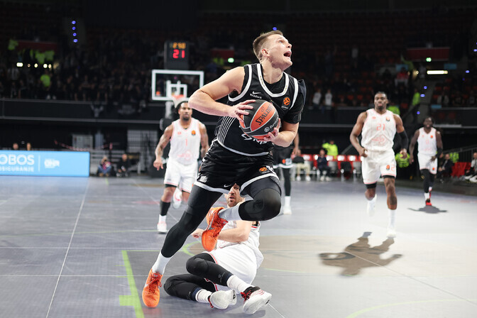 Euroliiga liider mängis teisel poolajal maha 27-punktilise eduseisu | Korvpall