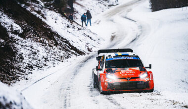 Solberg kaotas päeva avakatsel aega, aga juhib kindlalt | Autoralli