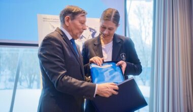 Eesti Lipu Selts andis olümpiakoondisele üle traditsioonilise kingituse | OM2026