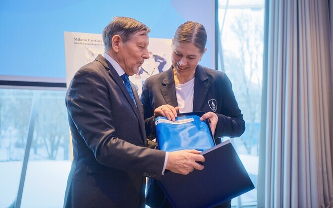 Eesti Lipu Selts andis olümpiakoondisele üle traditsioonilise kingituse | OM2026