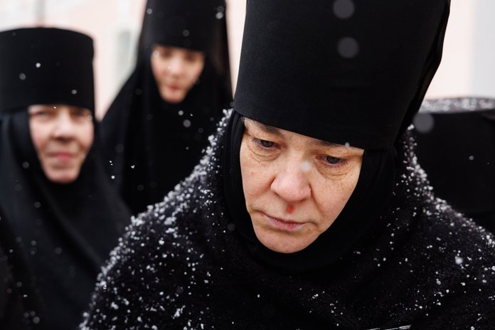 Pühtitsa kloostri asukad viisid palvekirja Toompeale. Miks nunnad Toompeale reisisid? Riigikogus on ettevalmistamisel kirikute ja koguduste seaduse muutmise eelnõu, mille eesmärk on täpsustada senist seadusandlust, kaitsmaks inimeste vabadust uskuda ilma vaenuliku mõjutustegevuse ohvriks sattumata. Pildil – Iguumenija Filareta.