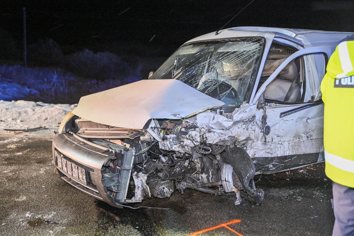 FOTOD ja VIDEO | Viljandimaal põrkasid kokku sõiduauto ja väikekaubik