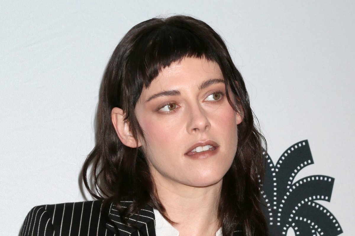 FOTOD | „Videviku“ täht Kristen Stewart astus tänavale läbipaistvas seelikus