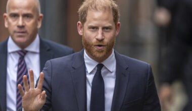 Prints Harry lendas Ühendkuningriiki järjekordsele kohtuprotsessile. Oma isa ja vennaga tal kohtuda ei õnnestu