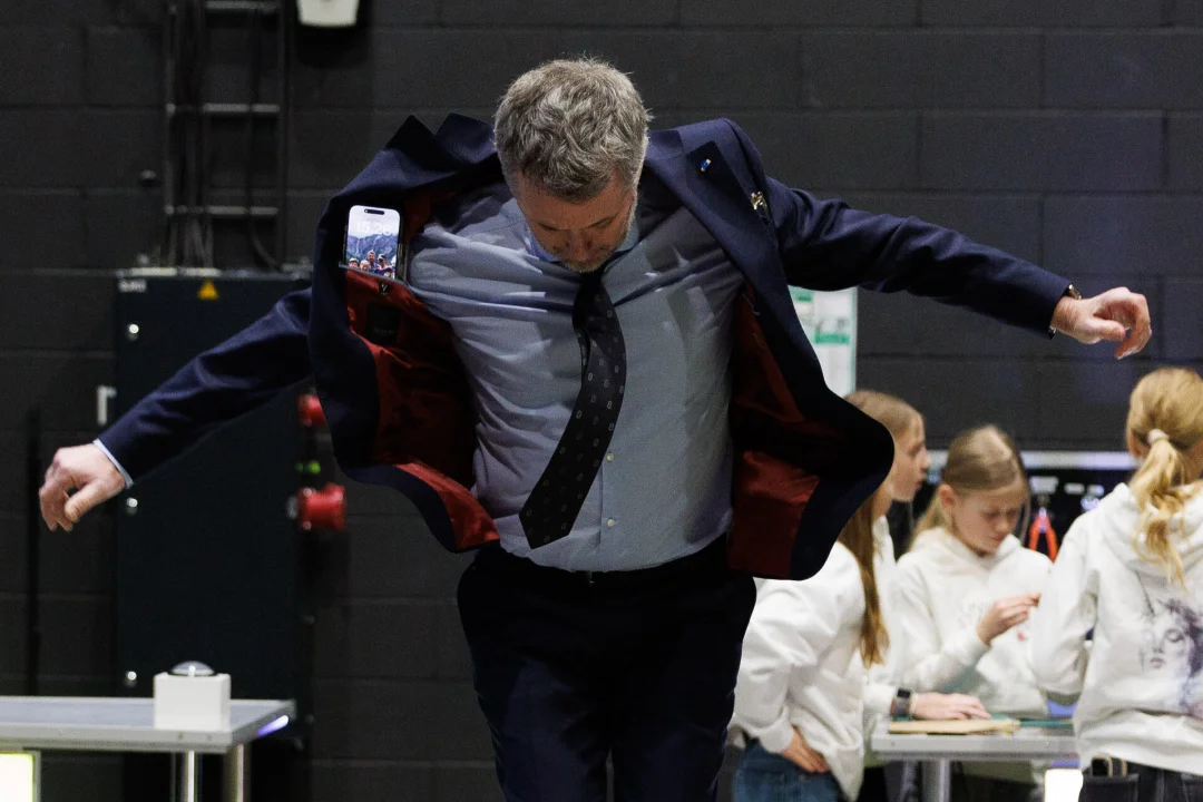 EKSKLUSIIVSED KAADRID | Taani kuninga telefon tõusis põuetaskust lendu – mis on tema taustapildil?