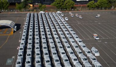 Vene autoturul käib järsk langus ja hiinlased panevad massiliselt esindusi kinni