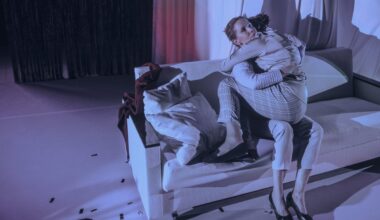 ARVUSTUS | Tumedad lood heledas keskkonnas. Vanemuine näitab andeksandmise ja -saamise keerulist kunsti