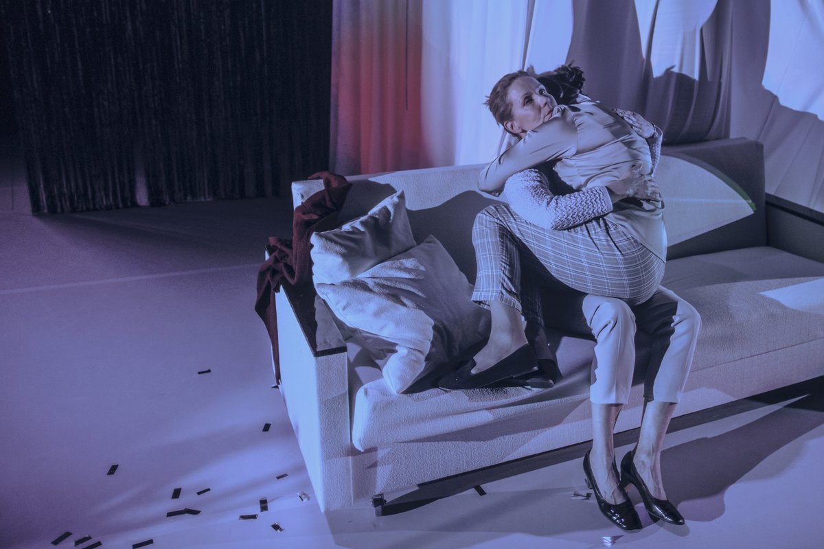 ARVUSTUS | Tumedad lood heledas keskkonnas. Vanemuine näitab andeksandmise ja -saamise keerulist kunsti