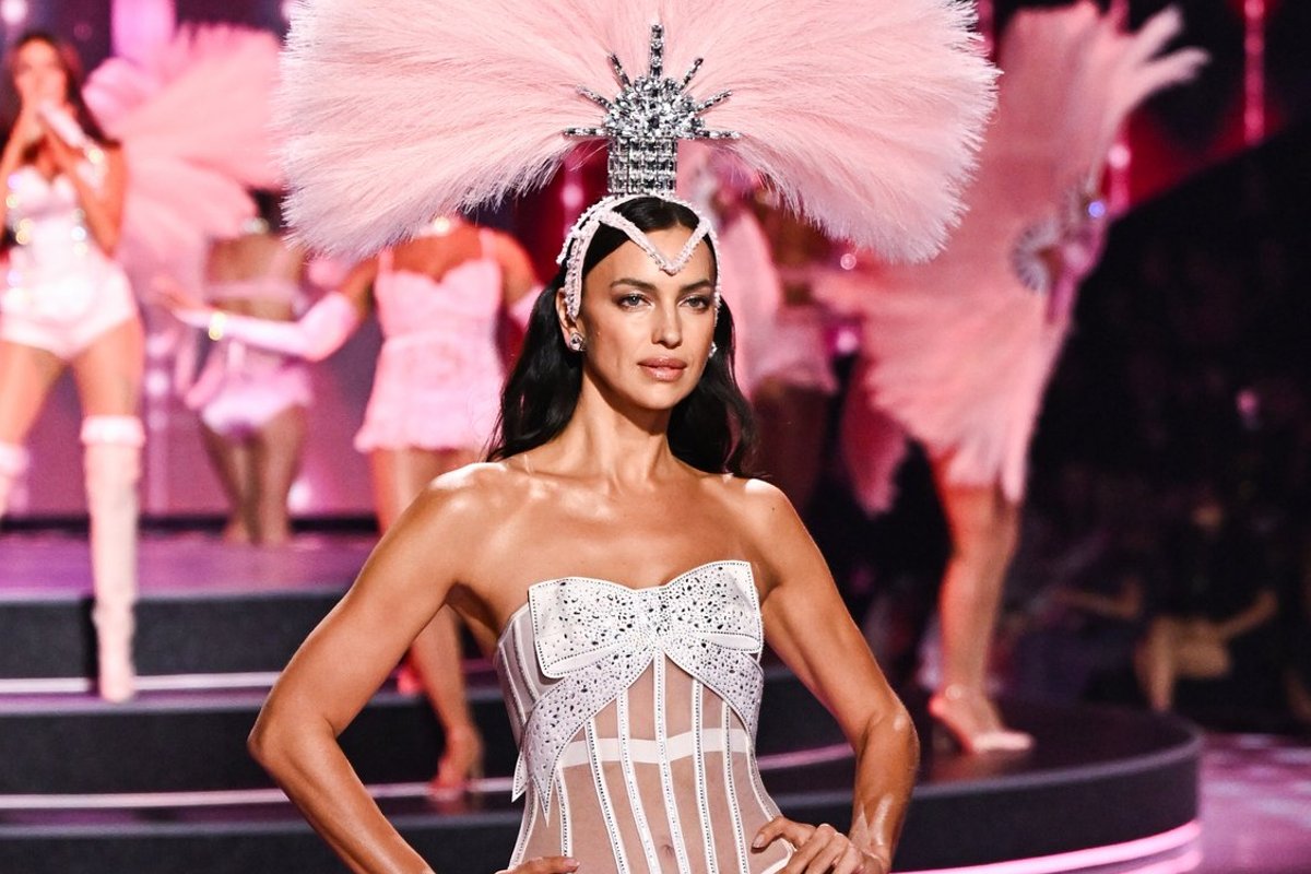 KUUM KLÕPS | Julge naine! Modell Irina Shayk poseeris fotosessioonil aluspesuta