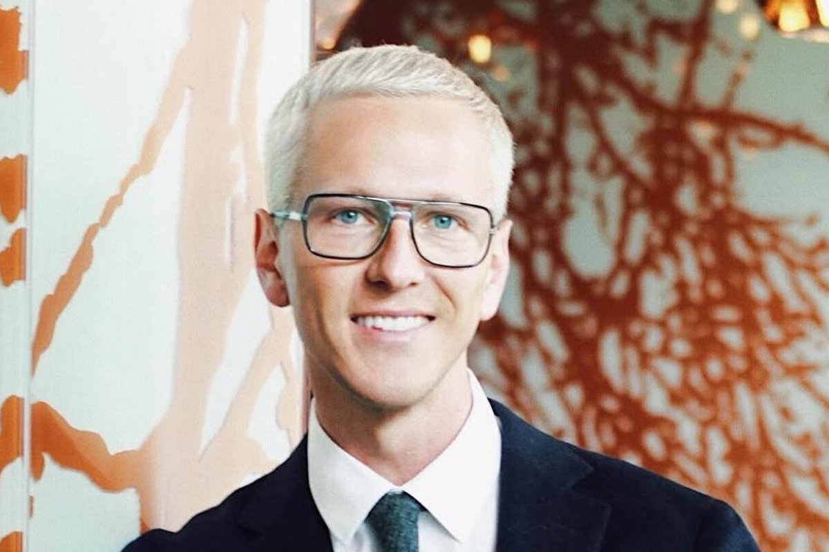 FOTOD | Korralik juuksepahmakas! Türgis juukseid siirdamas käinud Ženja Fokin näitab uut soengut