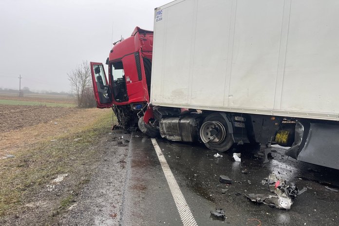 Veoauto, millele möödasõitu teinud väikebuss otsa sõitis.