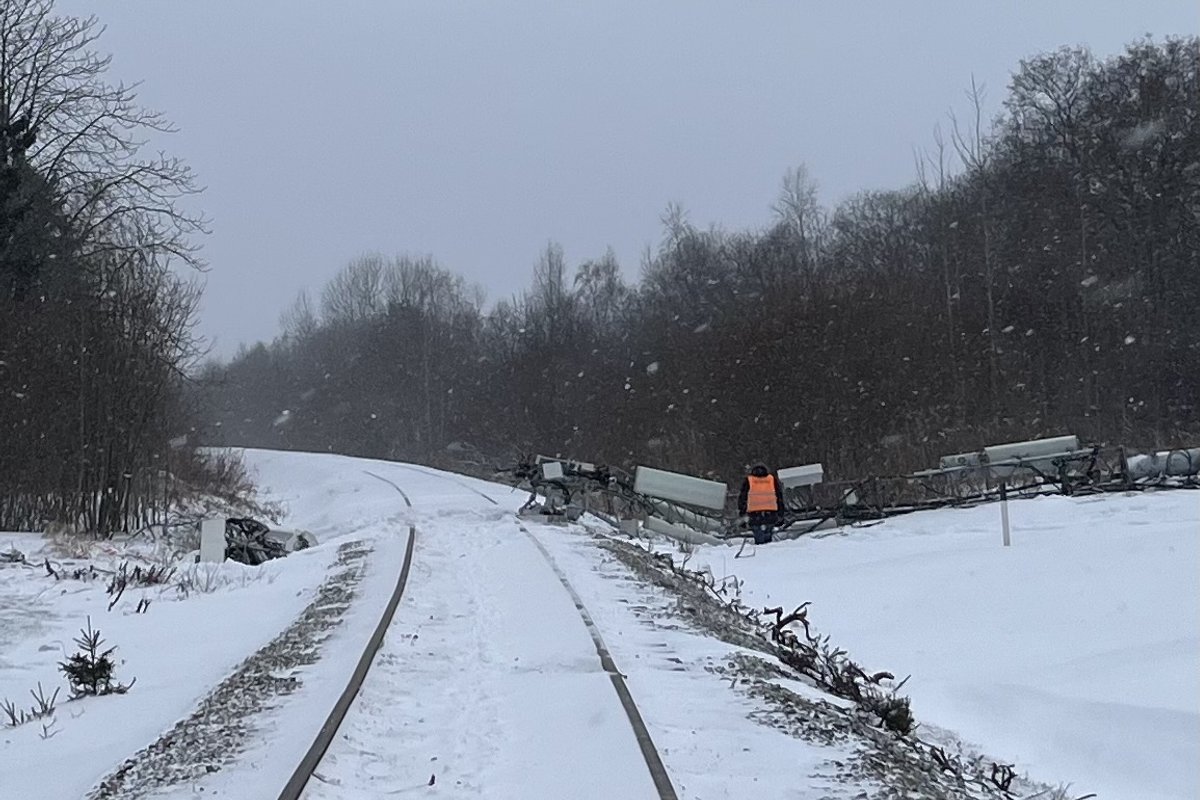 FOTOD | Tallinna ja Viimsi valla piiril kukkus mobiilimast raudteele