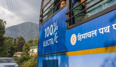 Indias satuvad elektribussid tihti õnnetustesse, sest juhid pole äkilise sõidukiga harjunud