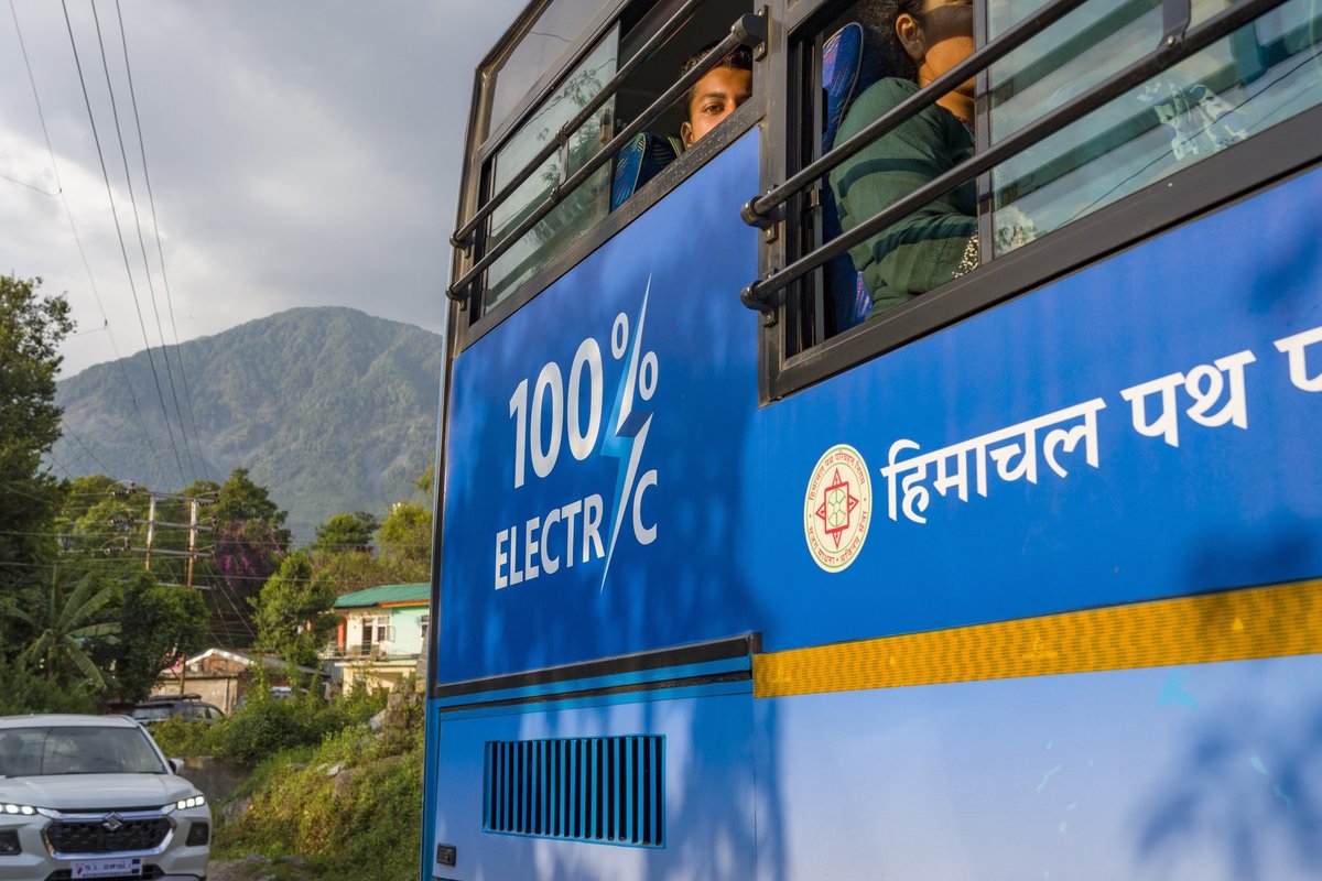 Indias satuvad elektribussid tihti õnnetustesse, sest juhid pole äkilise sõidukiga harjunud