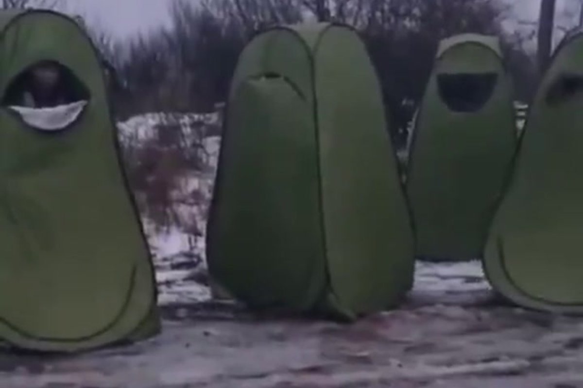 VIDEO | Vene armee riietab nüüd oma sõdureid WC-telkidesse. Päris loll see mõte ka ei ole