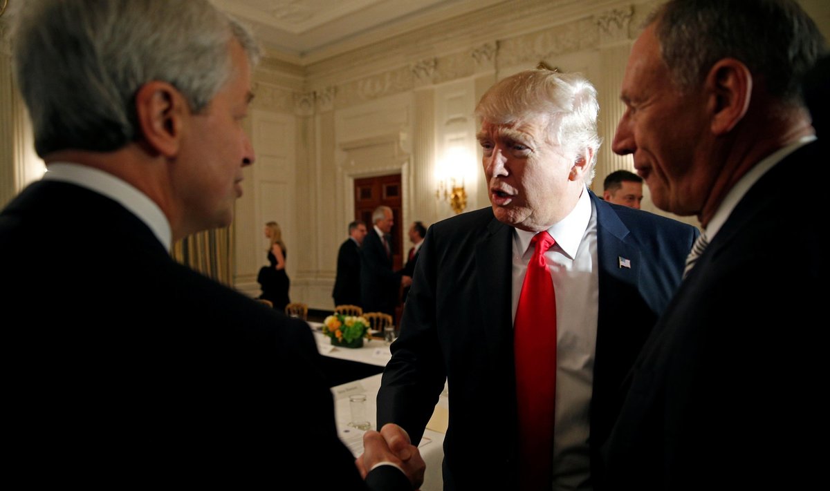 USA president Donald Trump (keskel) süüdistab Jamie Dimonit (vasakul) ja tema juhitavat panka JPMorgan Chase’i pangandusteenuste ebaseaduslikus keeldumises.