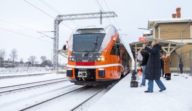 Vagun inimesi täis tuubitud. Riia liin muutis rongiga Tallinnas töölkäijate teekonna parajaks katsumuseks