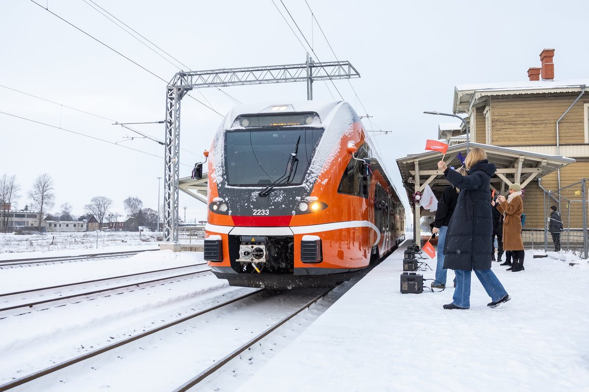 Vagun inimesi täis tuubitud. Riia liin muutis rongiga Tallinnas töölkäijate teekonna parajaks katsumuseks