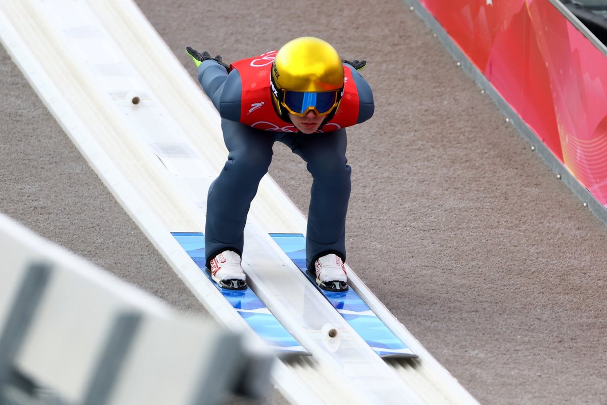 FIS selgitas, miks lubas hiljuti Venemaa sõjaväkke kuulunud suusahüppaja rahvusvahelistele võistlustele