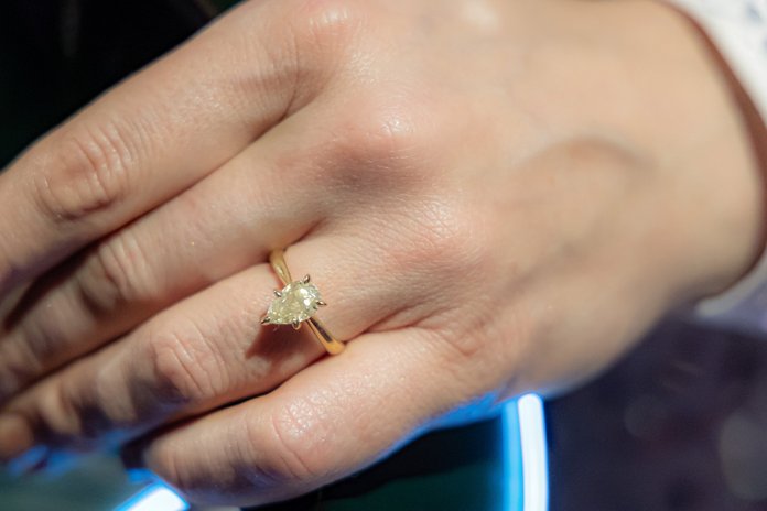 KIHLASÕRMUS? Valgeranna Veinitallis jäi publikule silma kaunis teemantsõrmus Silvia Ilvese sõrmes. 