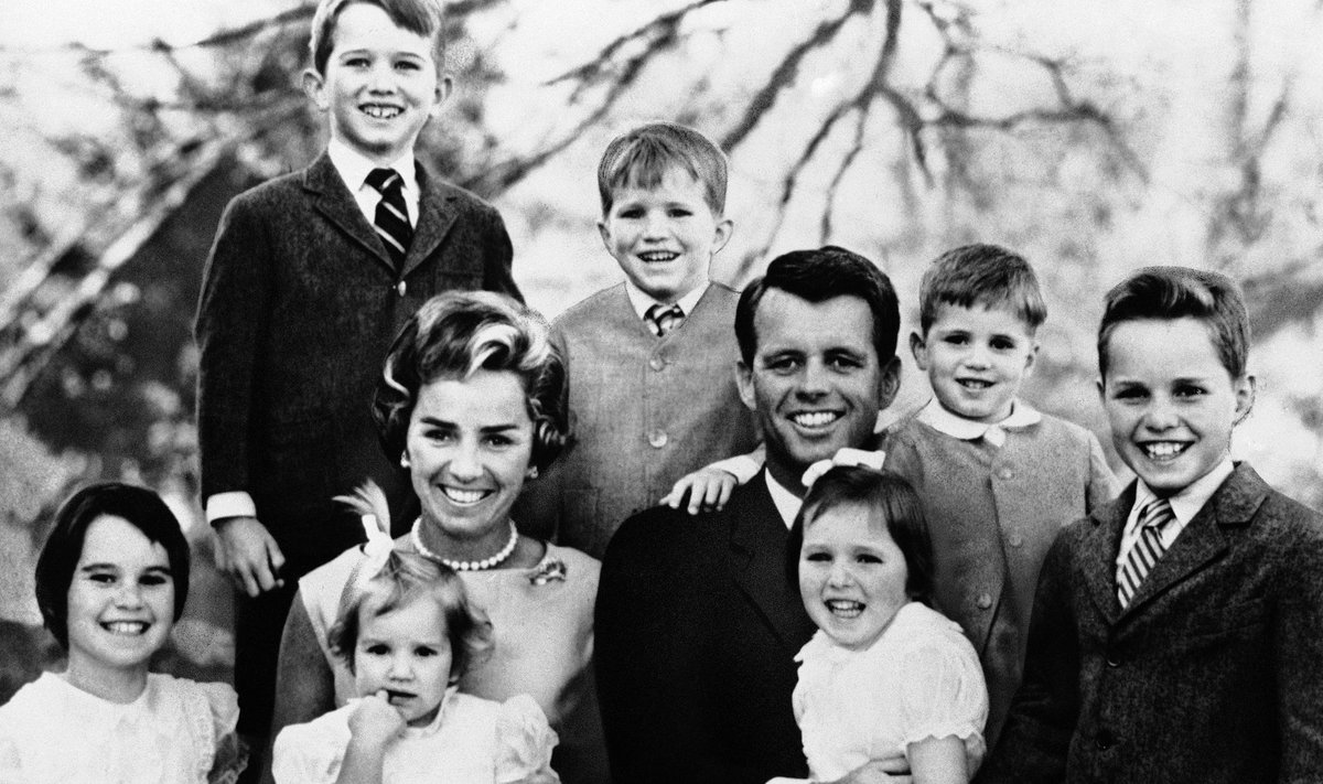 Robert F. Kennedy ja Ethel Kennedy perepilt aastast 1962. Lapsed esireas vasakult: Kathleen, Mary K., Mary C., Joseph. Tagareas: Robert F., David ja Michael. 