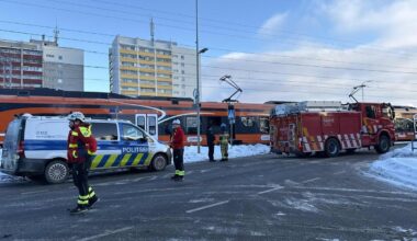 Pääsküla raudtee ülesõidul lumevalli sõitnud sõiduauto jäi osaliselt seisma raudteele, keegi viga ei saanud