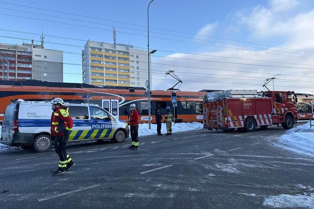 Pääsküla raudtee ülesõidul lumevalli sõitnud sõiduauto jäi osaliselt seisma raudteele, keegi viga ei saanud