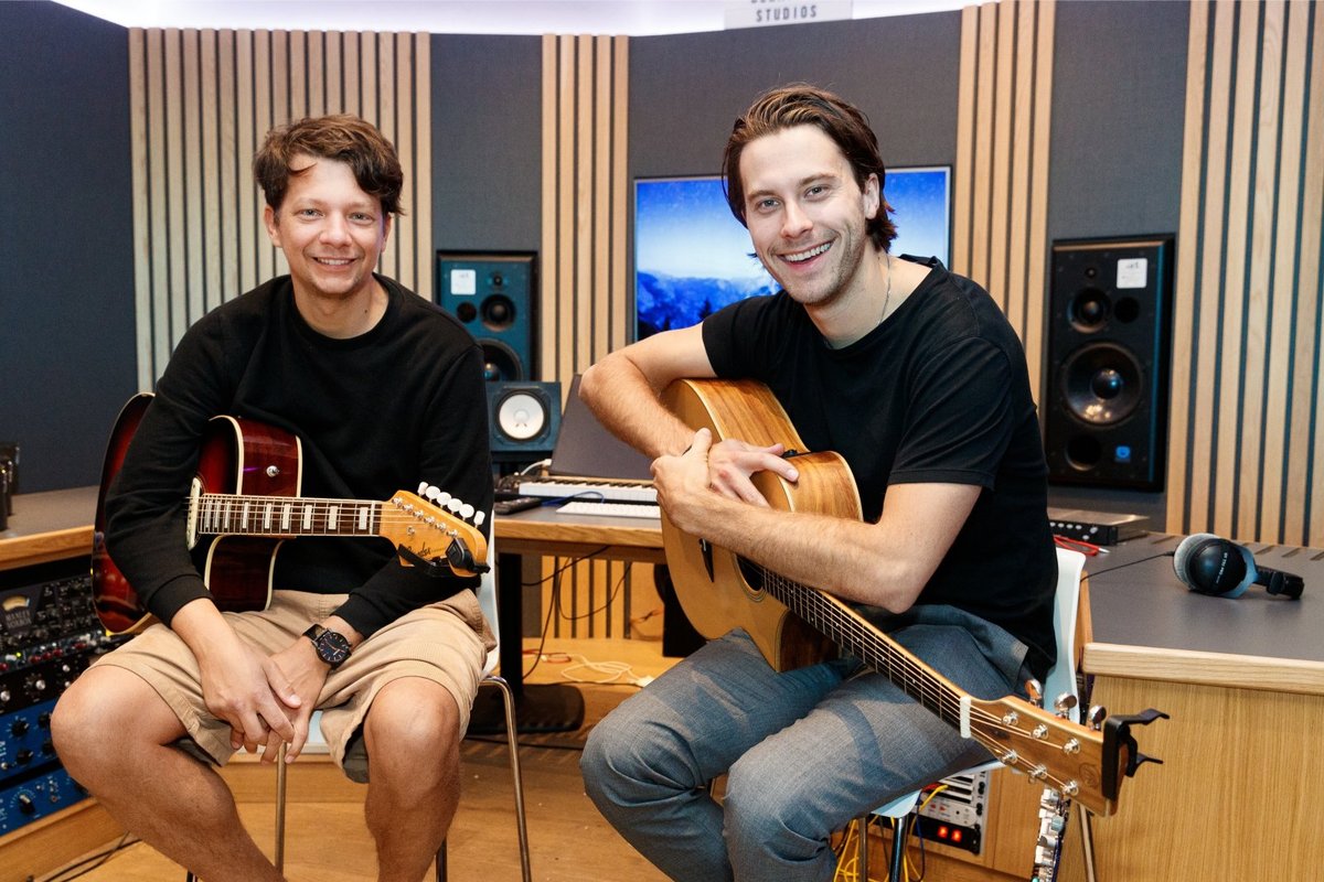 Victor Crone haigestus grippi. Tema duetipartner Stig Rästa pidi esinemiste ajal laval olema