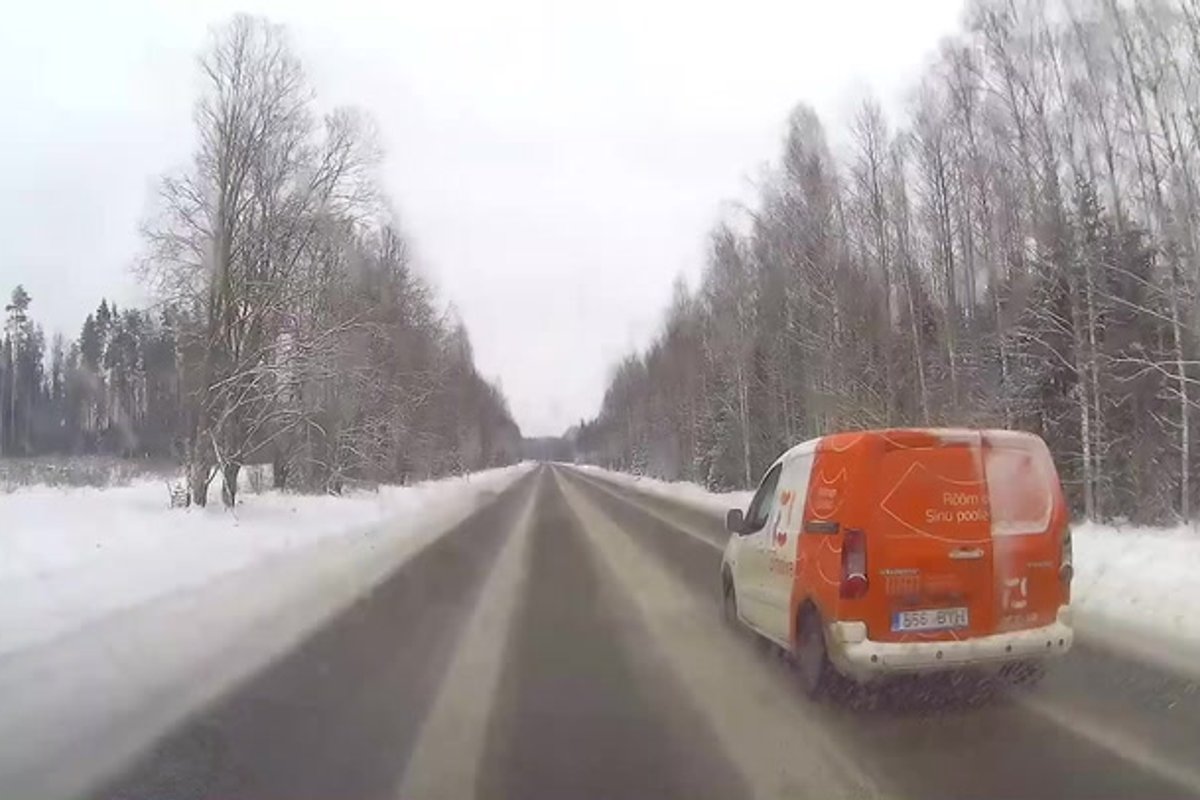 PARDAKAAMERA VIDEO | Valgas ärandas purjus mees Omniva postiauto ning otsustas politsei eest põgeneda