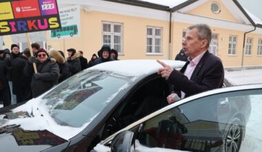 FOTOD | Keskerakondlased kogunesid Stenbocki maja ette tasuta bussisõitu nõudma. Ligi saadeti teele terava torkega
