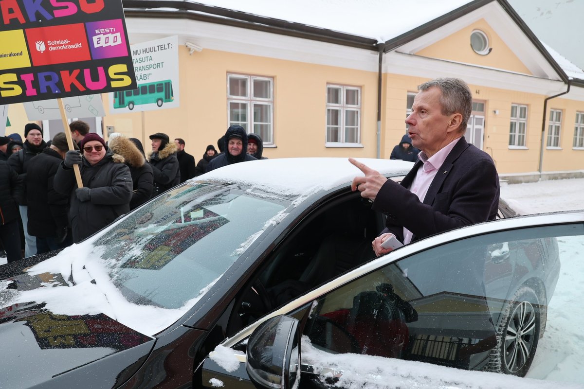 FOTOD | Keskerakondlased kogunesid Stenbocki maja ette tasuta bussisõitu nõudma. Ligi saadeti teele terava torkega