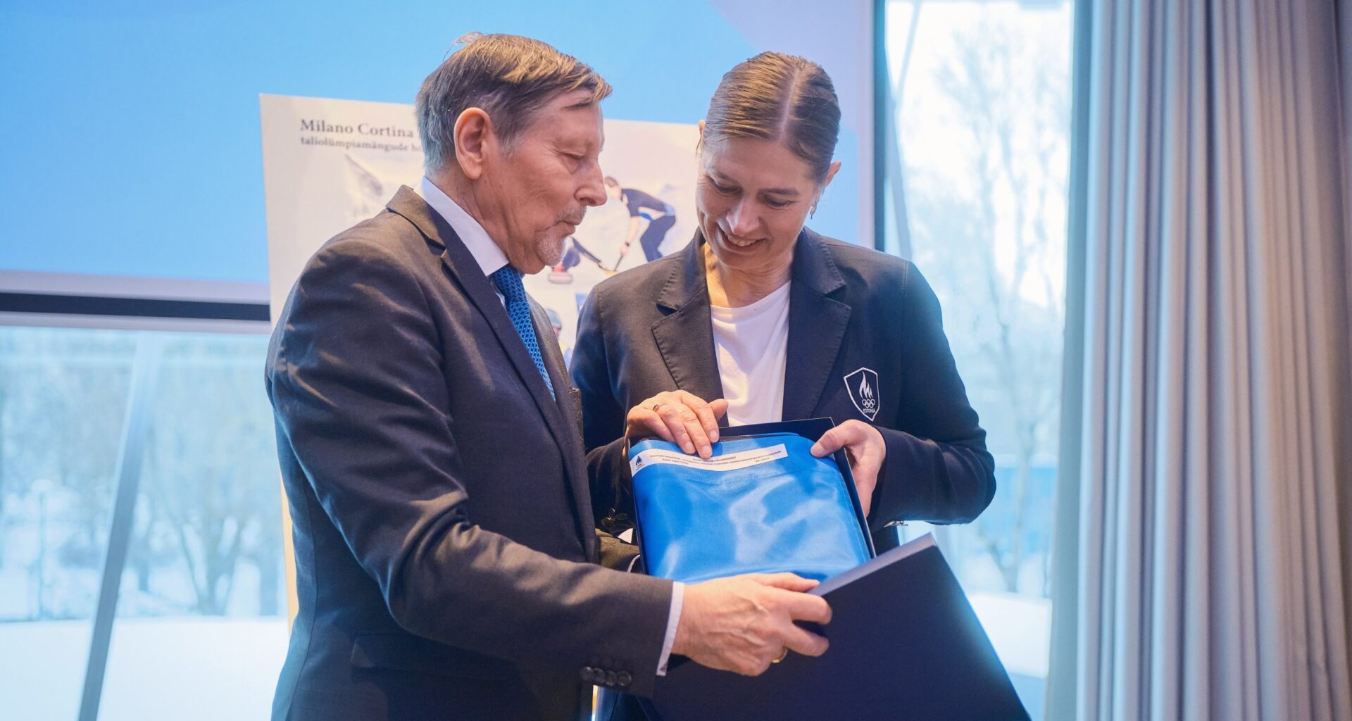 Eesti Lipu Selts kinkis olümpiakoondisele Eesti lippe