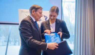 Eesti Lipu Selts kinkis olümpiakoondisele Eesti lippe