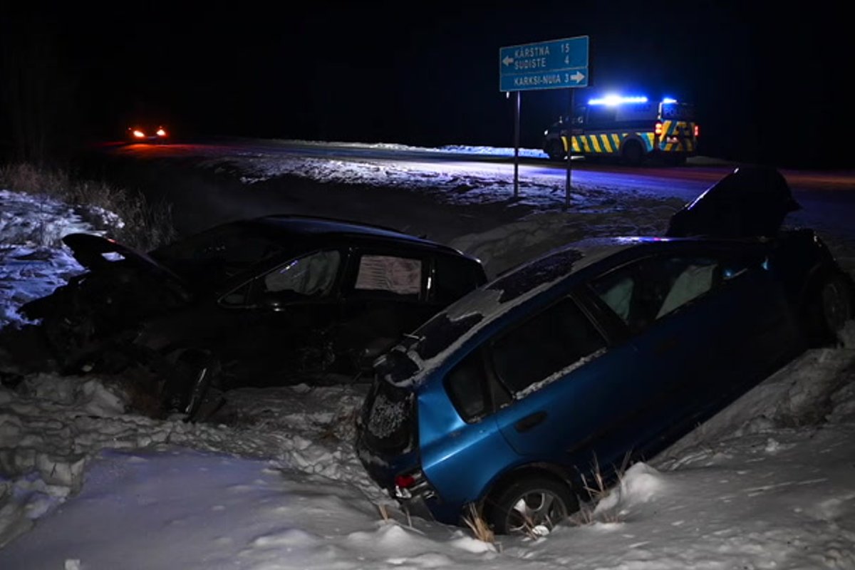 VIDEO ja FOTOD | Viljandimaal põrkasid kokku kaks autot, kaks inimest viidi haiglasse - Delfi