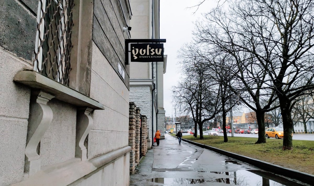 Kes teab, see teab. Tänavalt tulles ei leiaks Gotsut ilmselt üleski. Selleks et maitsemeelte kaudu Koreasse rännata, tuleb restorani Pärnu maantee korrusmaja keldrist otsida.