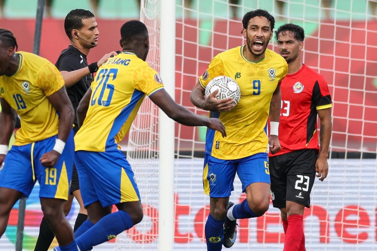 Valitsus määras Aafrika meistrivõistlustel põrunud koondisele võistluskeelu, peatreener vallandati ja tähtmängija saadeti minema