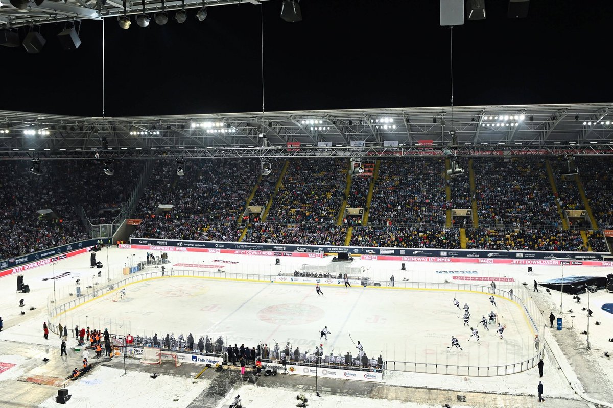 VIDEO | 32 000 fänni ja 12 külmakraadi. Saksa jäähokiliiga kohtumine peeti jalgpallistaadionil lageda taeva all