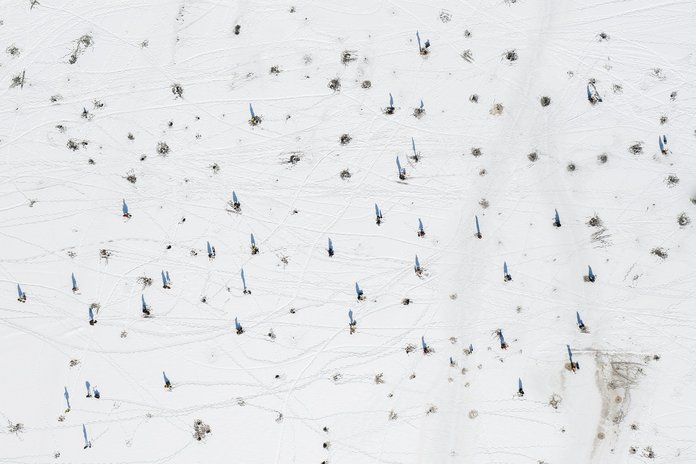 Ilus talveilm oli kesknädalal meelitanud Pärnu jõe jääle sadu kalamehi, et lasta õnged jääauku.