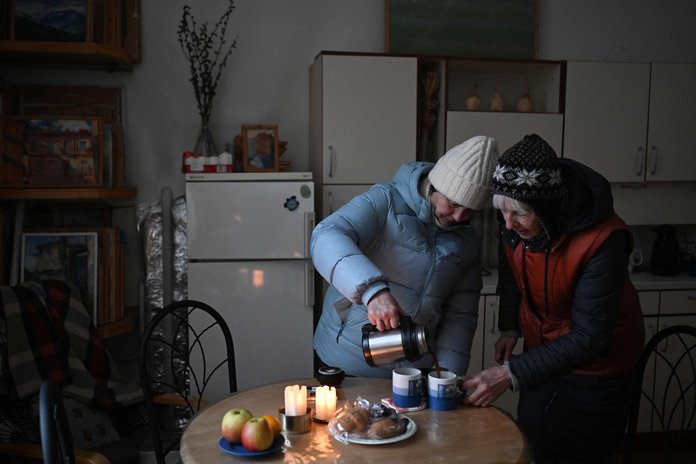 Kiievlannad joovad külmas toas termosest kohvi.