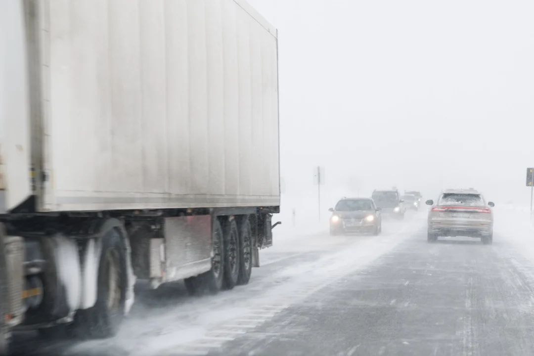 buss sõitis 23 inimesega kraavi. Autode kokkupõrkes sai viga kaheaastane poiss