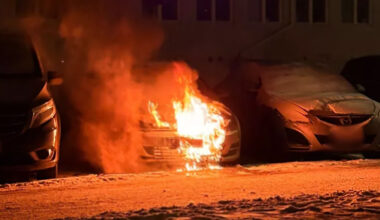 Helsingis süütas uusaasta rakett auto