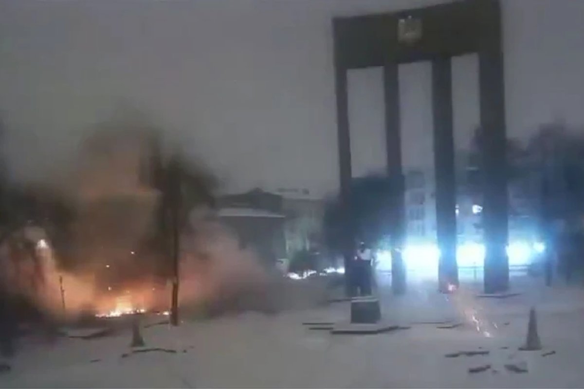 VIDEO | Ukrainas tõusis kangelaseks kojanaine, kes jätkas pärast drooniplahvatust häirimatult lumerookimist